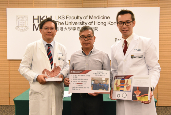 港大醫學院完成亞洲首宗以植入式磁石環，增強下食道括約肌功能手術以治療胃酸倒流（左起：羅英傑教授、病人胡先生及黃宇匡醫生）。